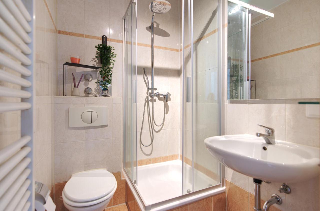 vonBehling Boutique Apartment mit 65zoll TV und Designerstücken Halle  Exterior foto